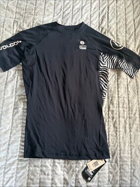 Volcom Black Short Sleeve Rash Guard with Stripe Side Panel size M